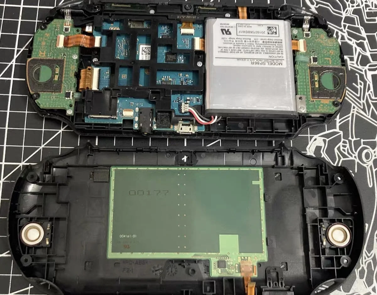 PlayStation Vita 主板和电池特写